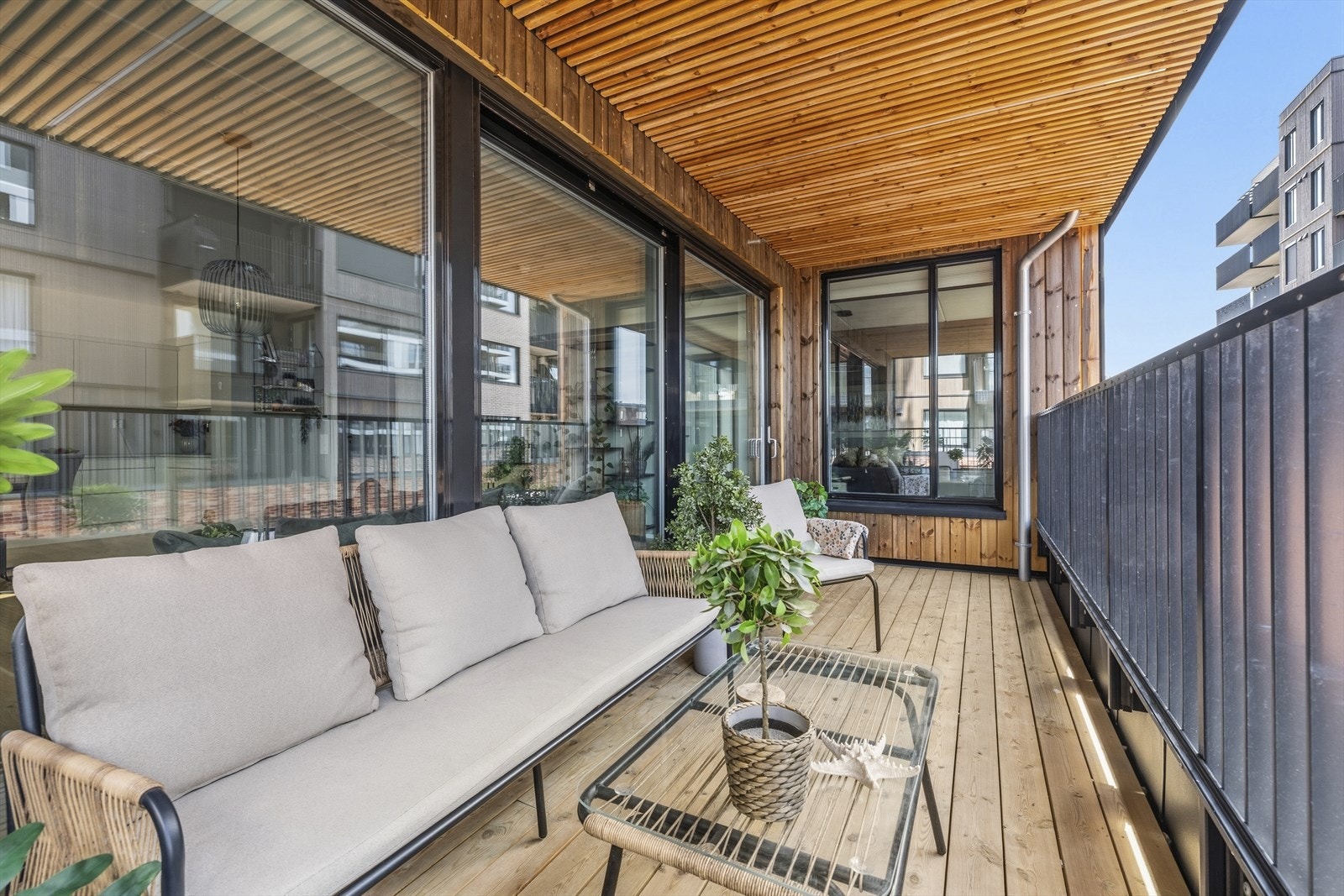 Uteplassen har god plass til både møbler og beplantning. Galleribilde