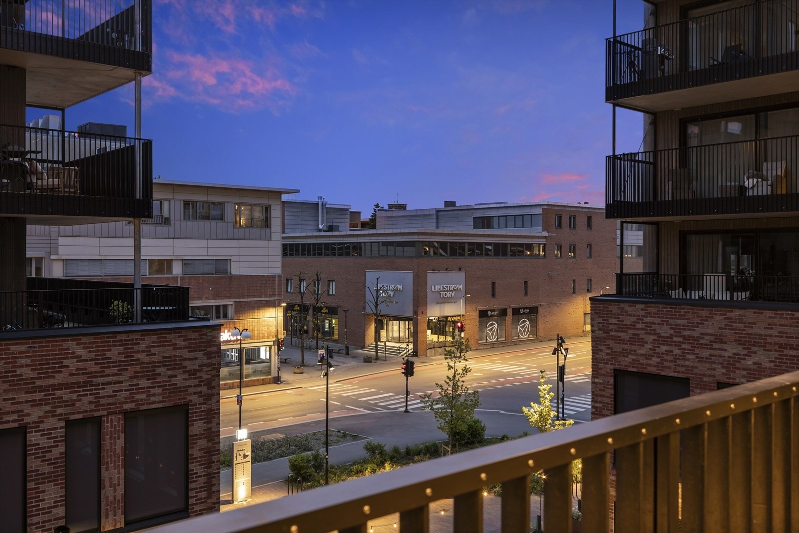 Fra leiligheten er det kort vei til Lillestrøm Torv med et bredt utvalg av butikker og tjenester. Galleribilde