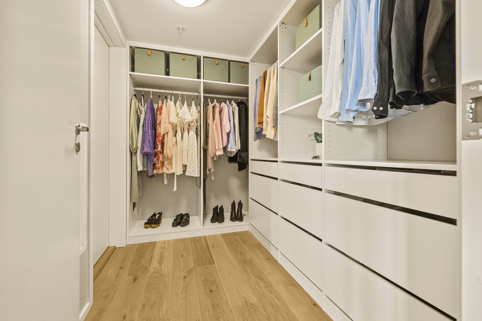 Praktisk walk-in closet med skreddersydd innredning fra Kvik som gir rikelig med oppbevaringsplass. Galleribilde