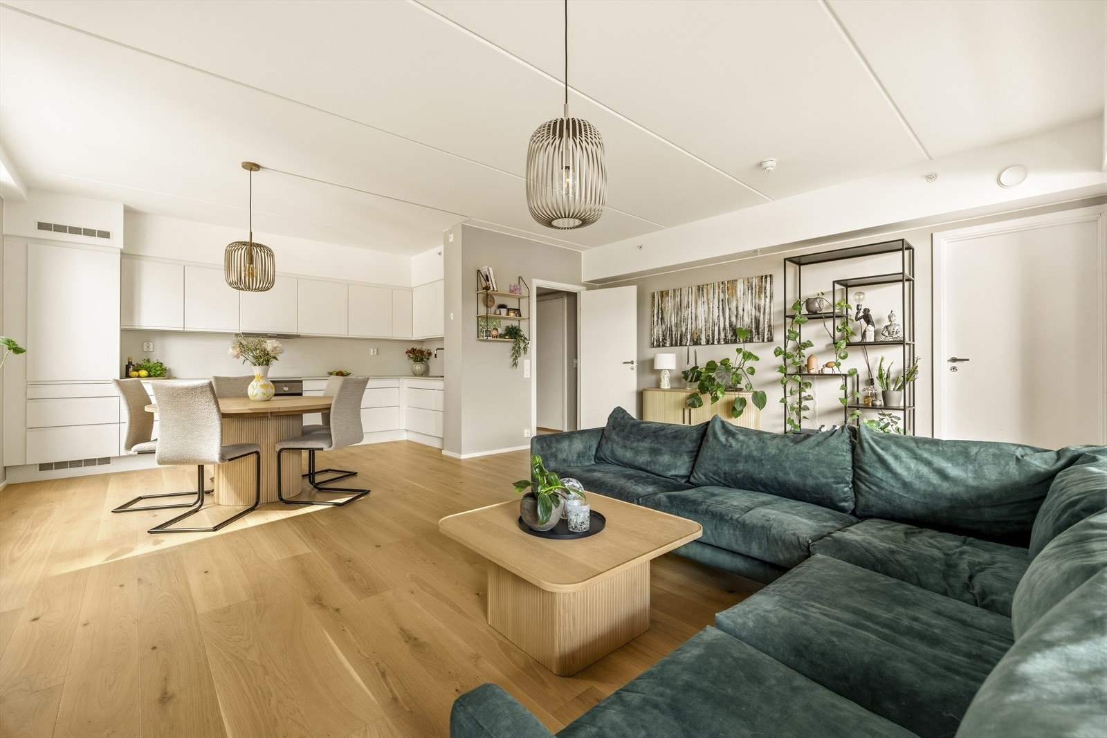 Den sosiale sonen er designet for å enkelt kunne møbleres med både spiseplass og sofagruppe. Galleribilde