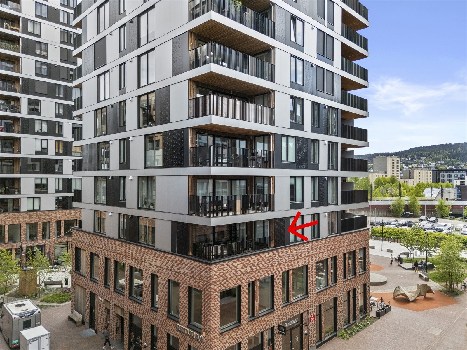 Bygget fra 2023 har en moderne fasade kledd med tegl, fasadeplater og bordkledning. Galleribilde