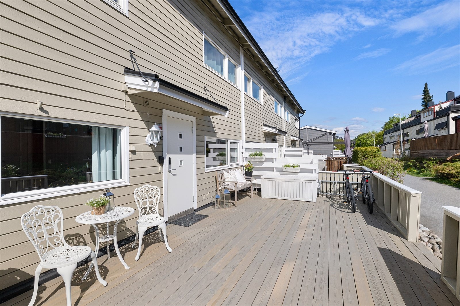 Velkommen inn! Det første du møter er et flott inngangsparti med en romslig terrasse, hvor man kan nyte kaffekoppen i takt med den nydelige morgensolen og frem til ca. kl. 13. Galleribilde