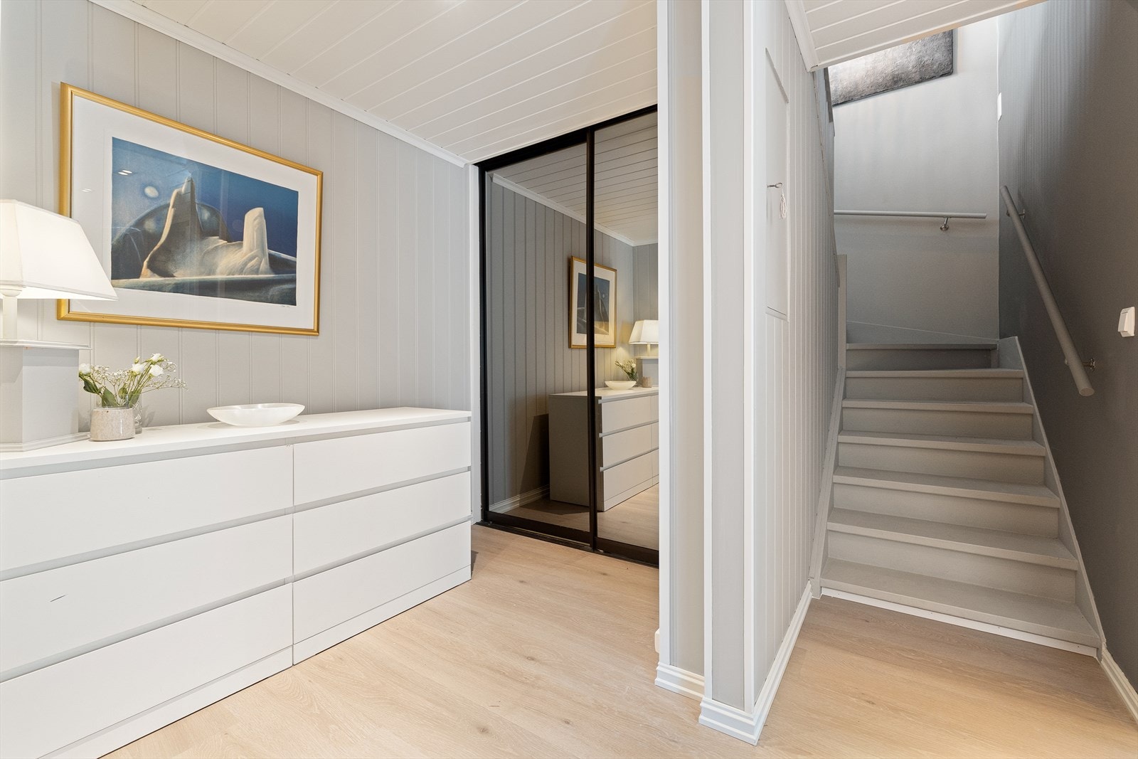 Innerst i gangen og under trappen opp til 2. etasje, finner man en bod på ca. 4 kvm som gir ytterligere lagringsmuligheter. Det er også god plass til kommode. Galleribilde