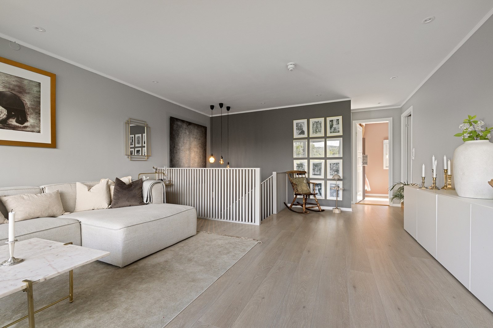 Her er det god plass til sofagruppe og tilhørende møblement. Galleribilde