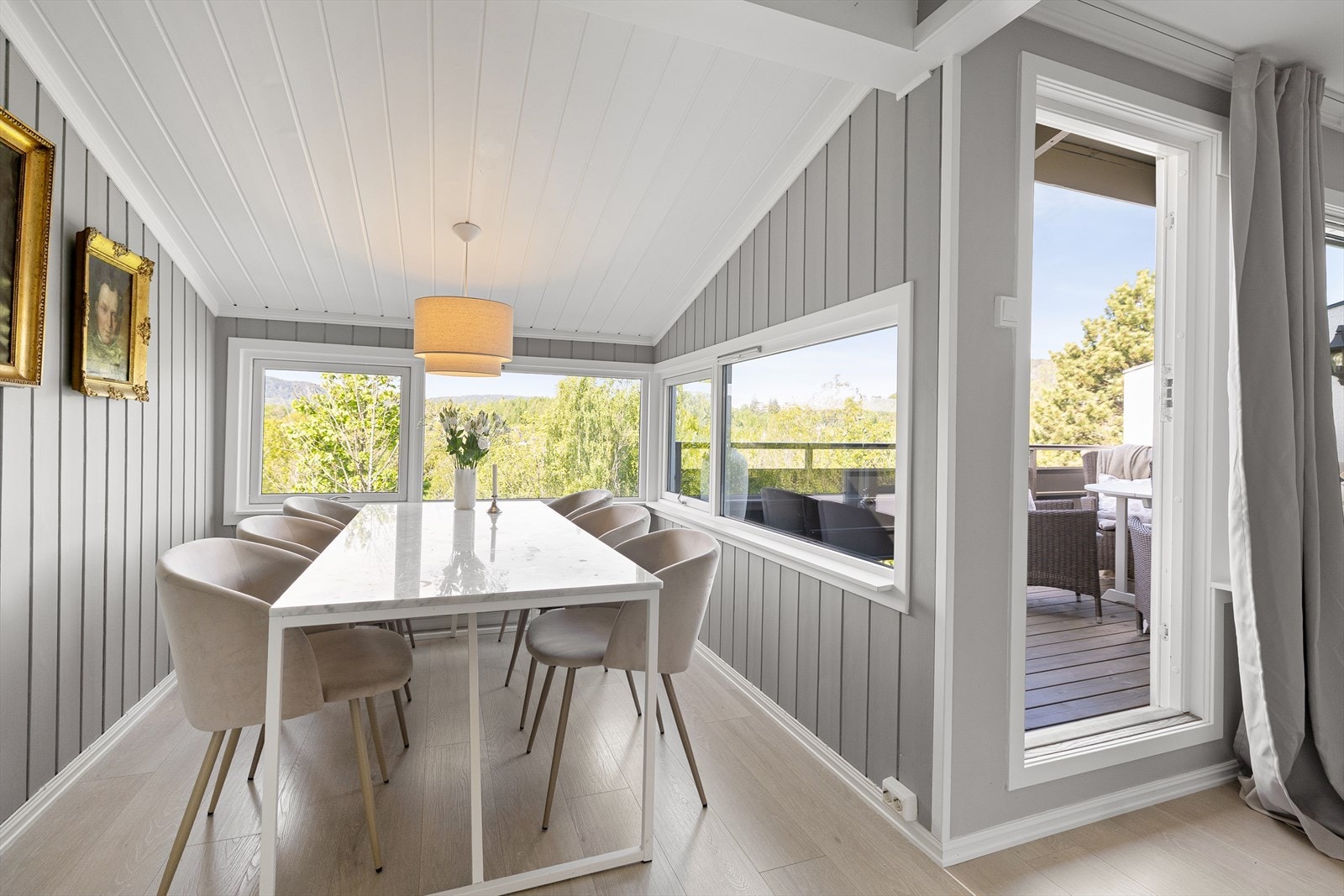 Den flotte spiseplassen ved vindu (i tilknytning til kjøkkenet) gjør det enkelt å mingle med gjestene mens man lager mat eller følge med på barna mens de gjør lekser. Galleribilde