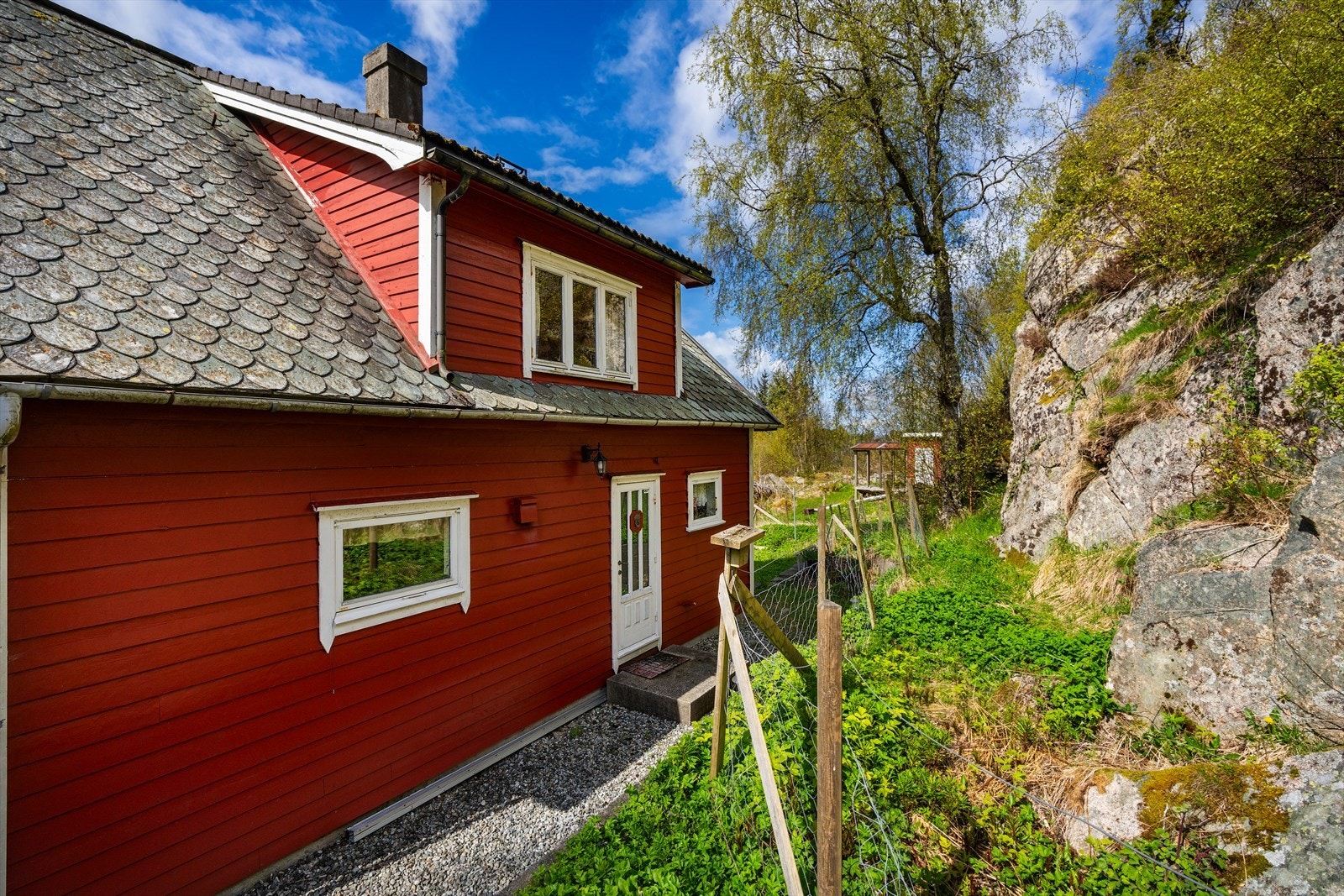 For også et koselig inngangsparti med plass til å henge fra seg både jakker og sko. Galleribilde