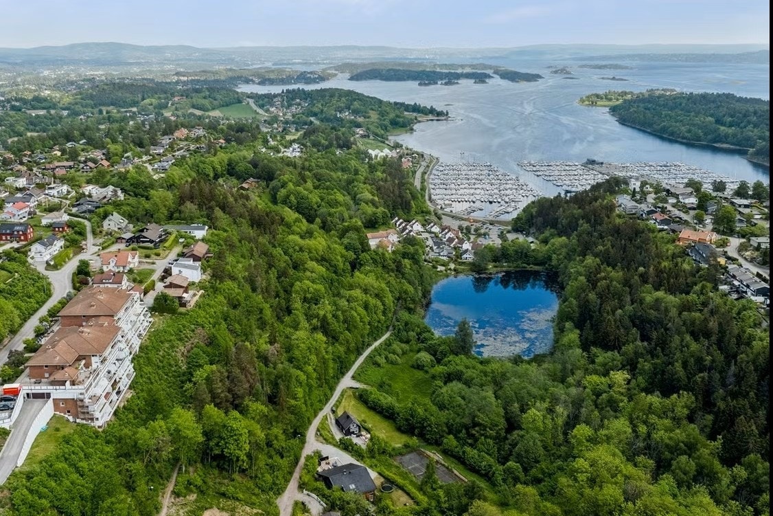 Fra leiligheten er det ikke lange turen til Leangbukta og Hvalstrand bad. Galleribilde