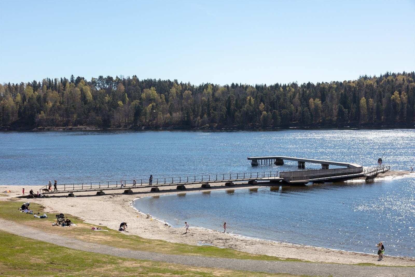 Hvalstran er en av Askers mest populære strender med flotte badestrender og stupetårn. Galleribilde