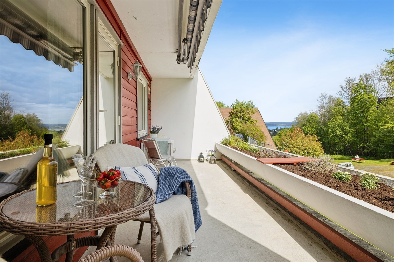 Fra balkongen har du et flott utsyn over fellesområdet samt sjøgløtt til Oslofjorden. Galleribilde