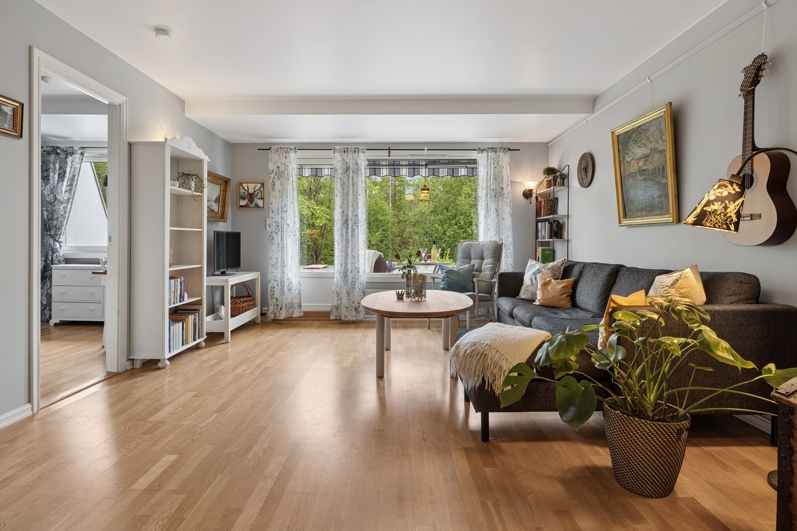Fra stuen har du direkte utgang til en romslig balkong på hele 13 m² med automatisk markise. Galleribilde