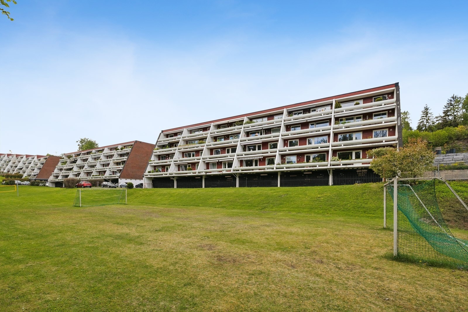 Sameiets fellesarealer består av et stort plenareal hvor det er akemuligheter på vinterstid, lekeapparater og fotballbane. Galleribilde