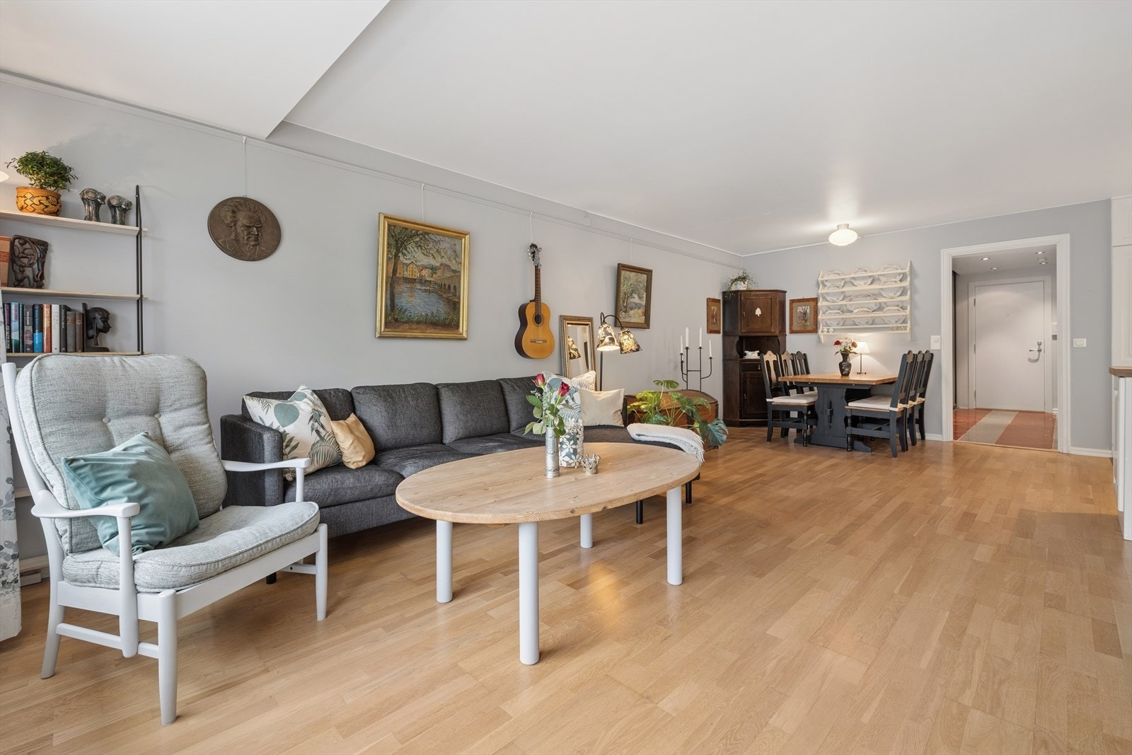 Her er det plass til en stor sofagruppe og et spisestuebord tilknyttet kjøkkensone. Galleribilde