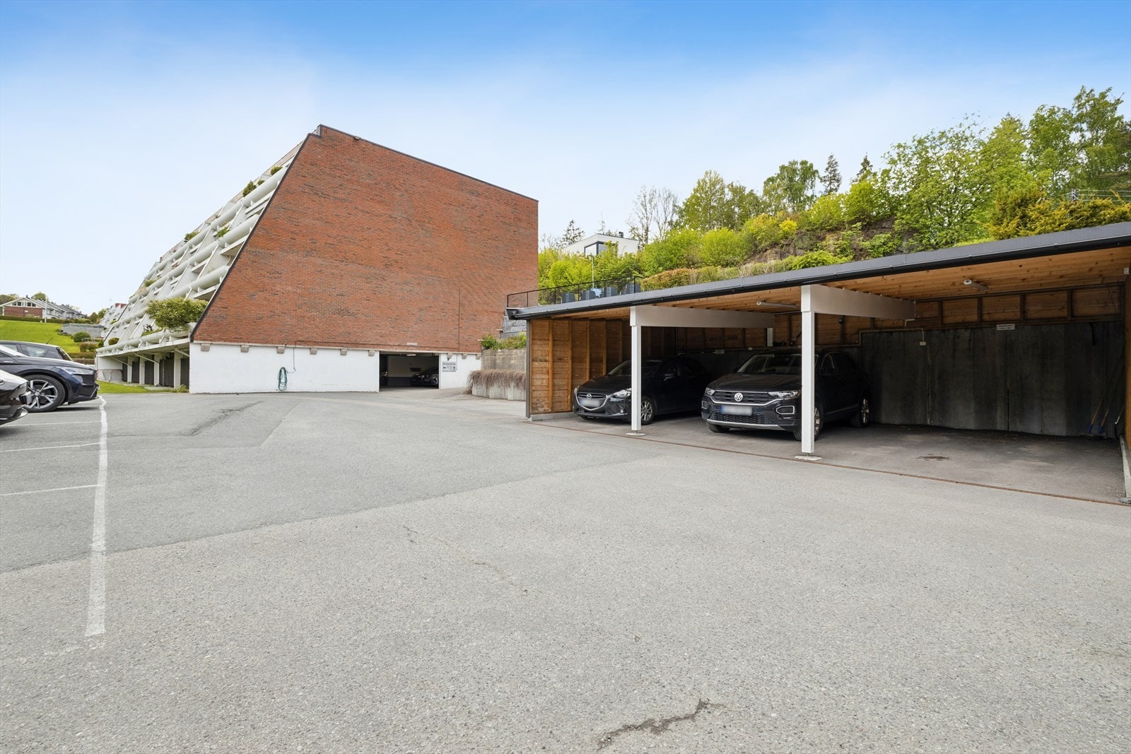 Det medfølger parkeringsplass i carport. Galleribilde