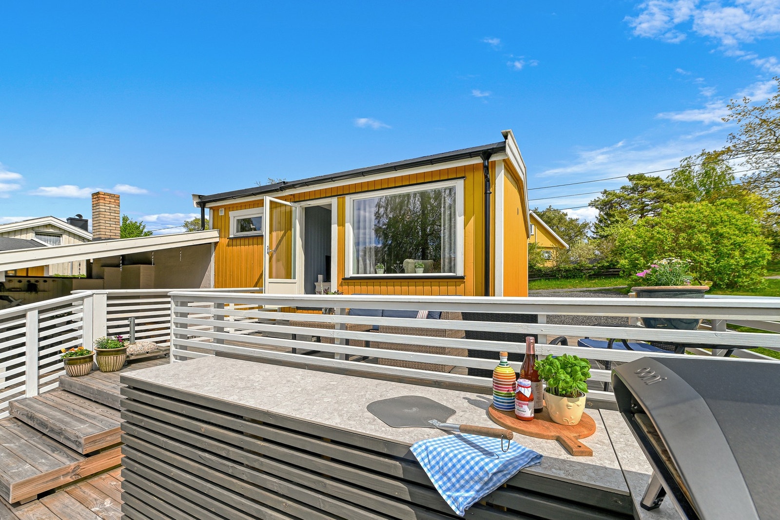 Det er plass for utekjøkken i terrassen. Galleribilde