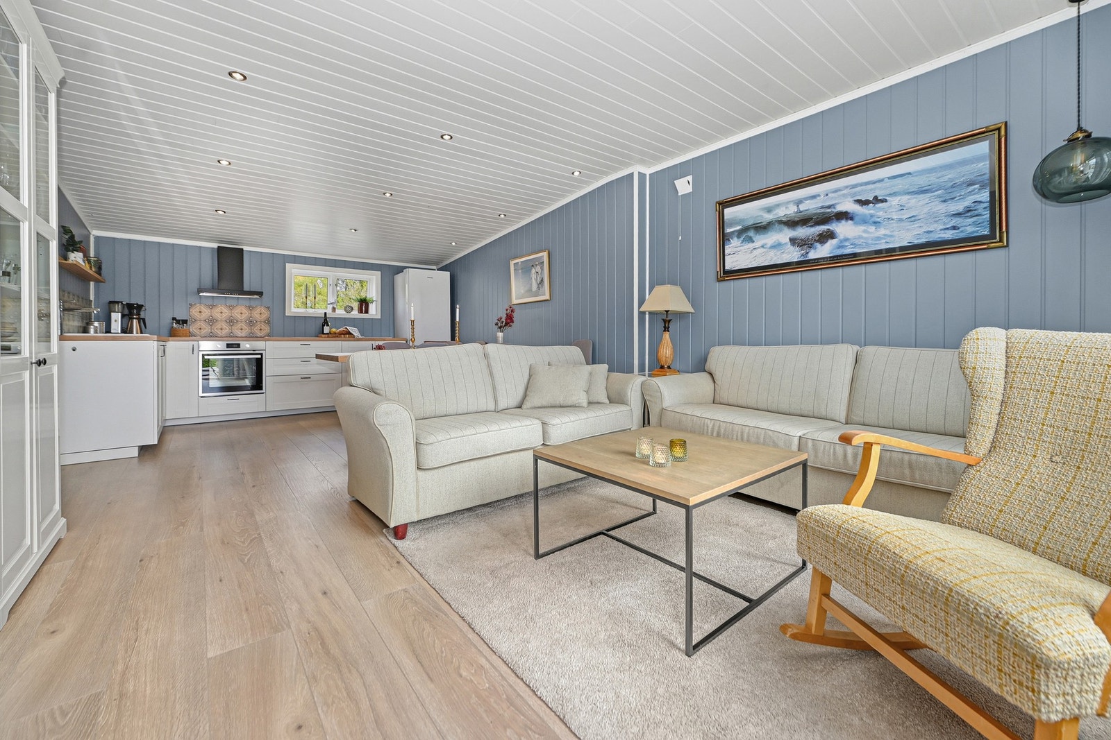 Rommet har en praktisk, rektangulær utforming som gjør det enkelt å innrede, og her er det god plass til både spisebord og sofagruppe med tilhørende møblement. Galleribilde