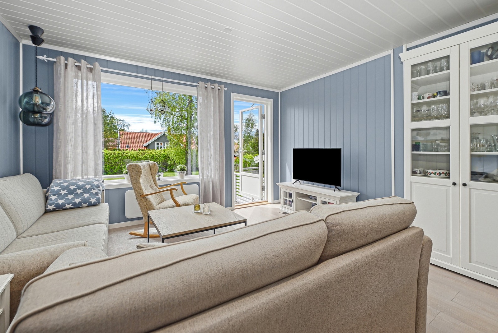Her får du en innflytningsklar hytte med god standard i et populært og veletablert bo- og hytteområde. Galleribilde