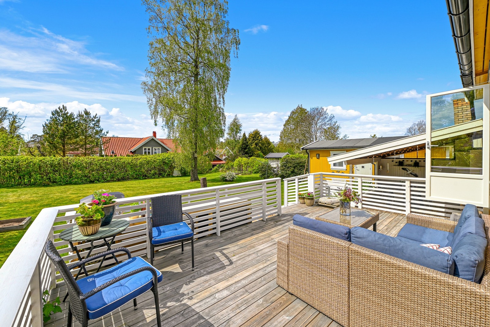 Fra terrassen har man tilgang til hagen. Galleribilde