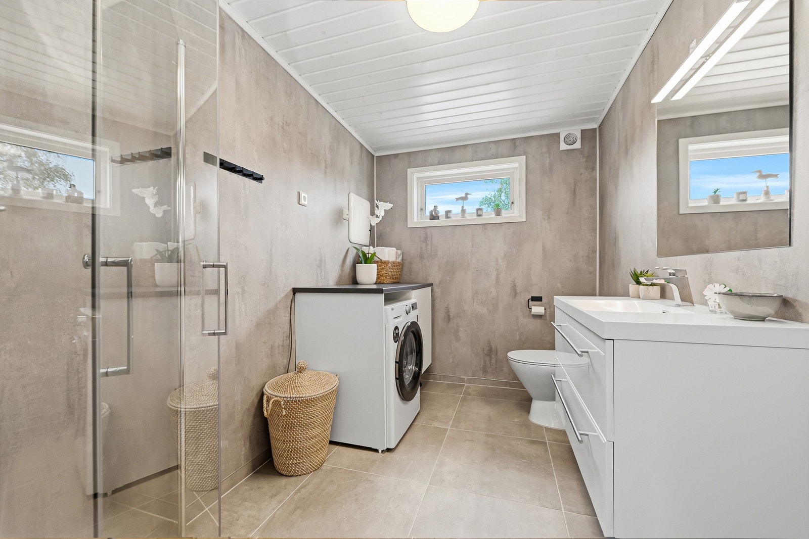 Badet ble oppført i 2020 og fremstår både praktisk og delikat. Innredningen er holdt i tidsriktige farger, og gulvet er flislagt med gulvvarme som gir behagelig, barfotvennlig komfort. Galleribilde