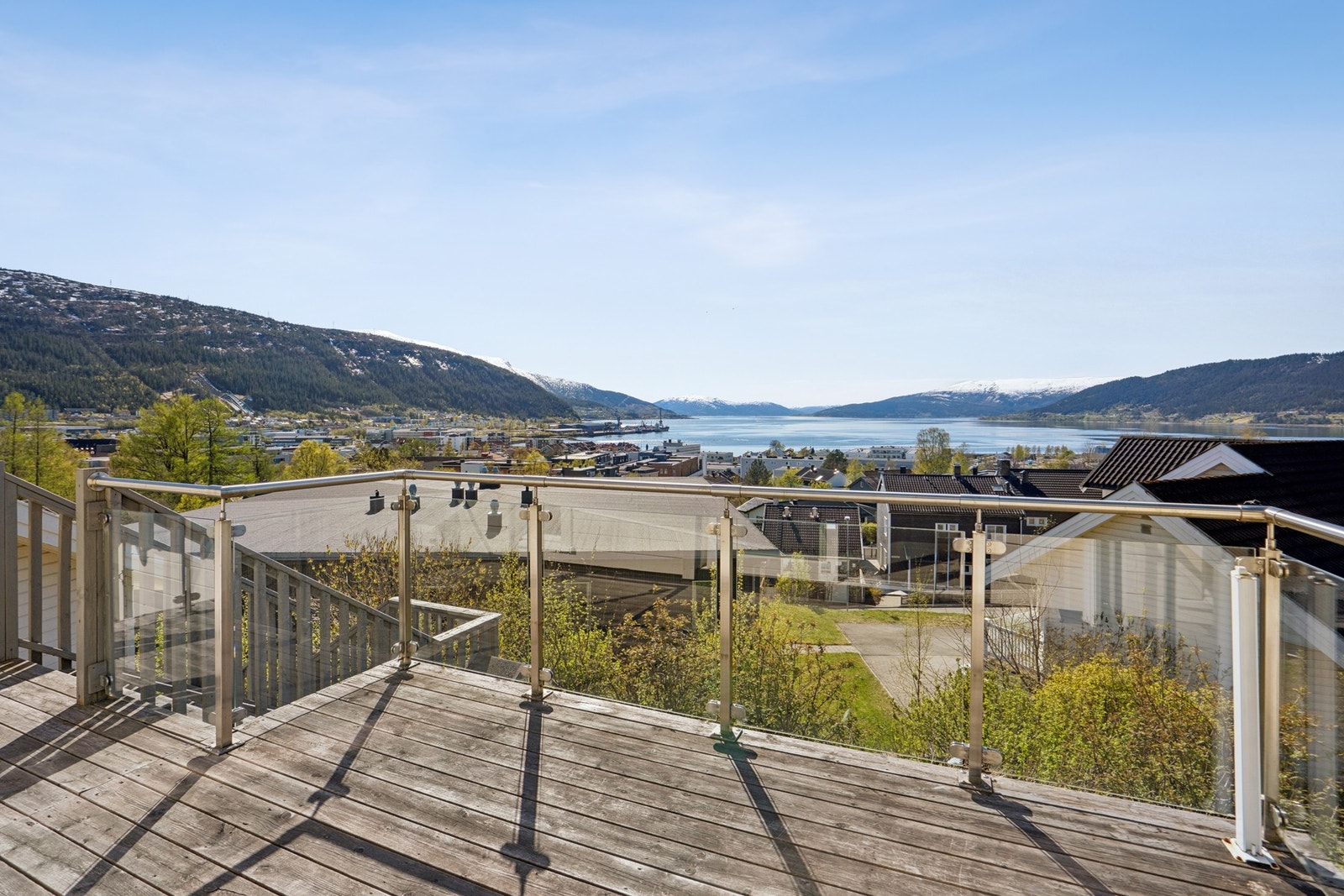 Det er solrike uteplasser i begge etasjer. Galleribilde