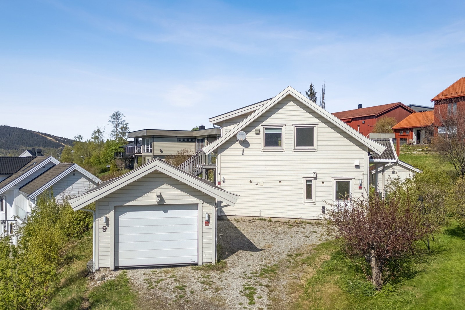 Boligen fremstår i dag som en klassisk enebolig med solid bygningskropp, gode romløsninger og store vindusflater som slipper inn rikelig med lys. Galleribilde