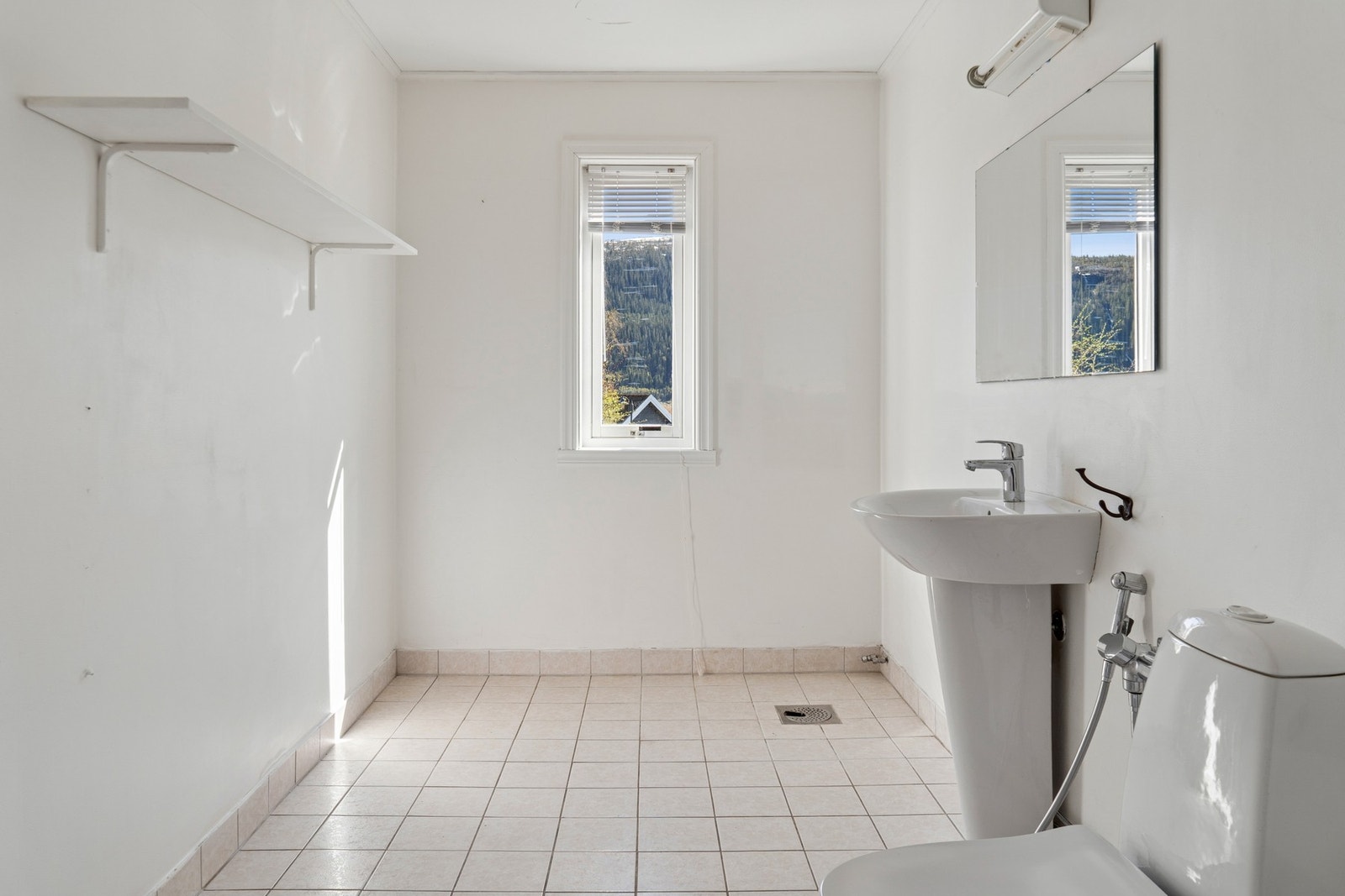 Badet i 1. etasje med vaskerom i naborommet. Galleribilde