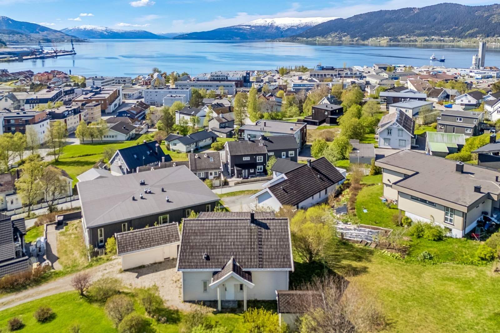 Dronebilde av boligen og nærområdet. Galleribilde
