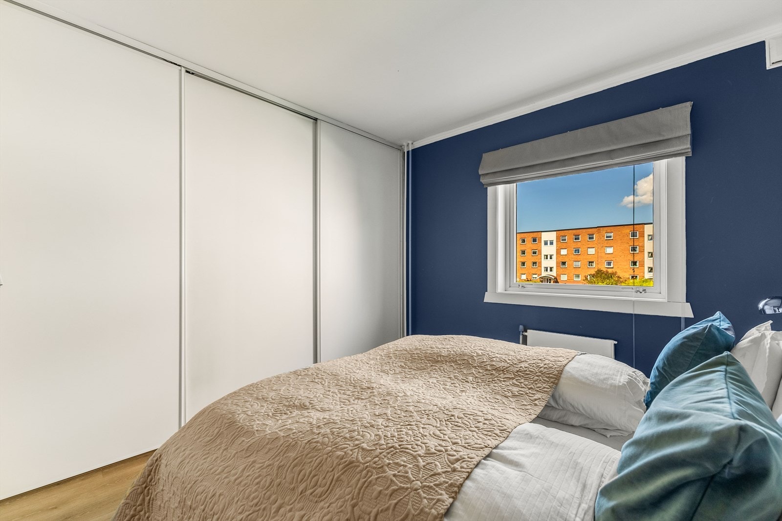 En stor skyvedørsgarderobe gir rikelig med lagringsplass. Galleribilde