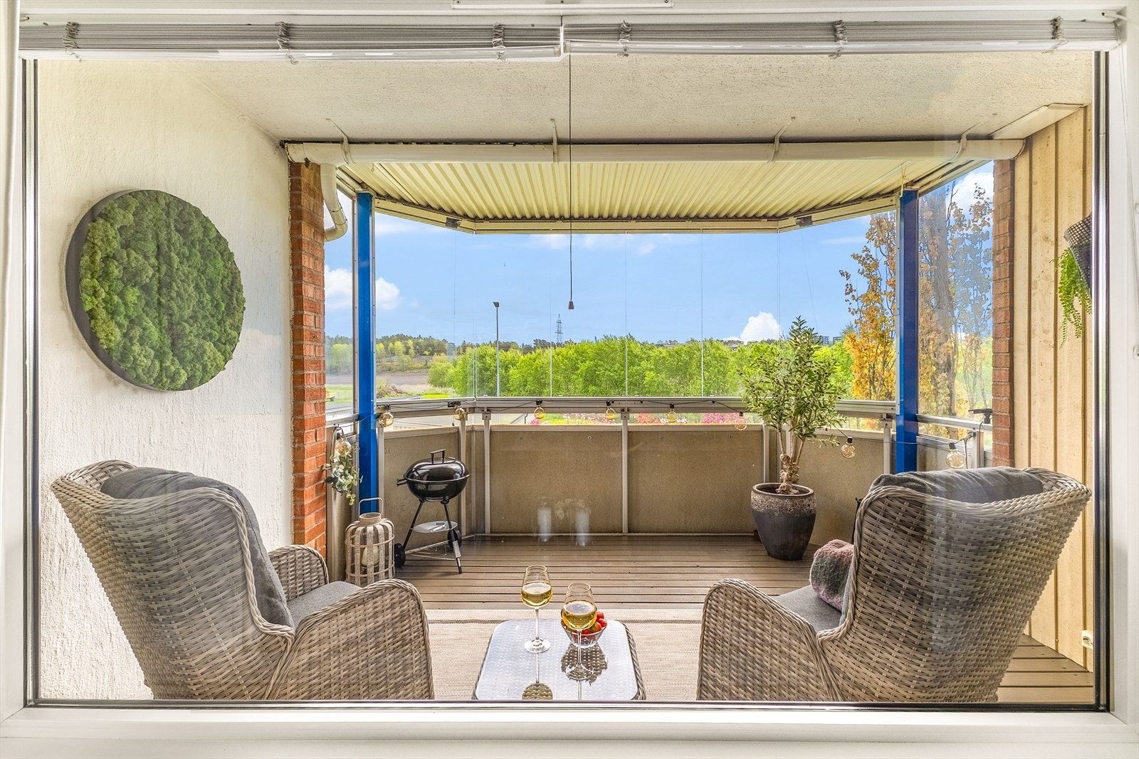 Fra stuen er det utgang til en romslig, innglasset terrasse som forlenger sesongen. Galleribilde