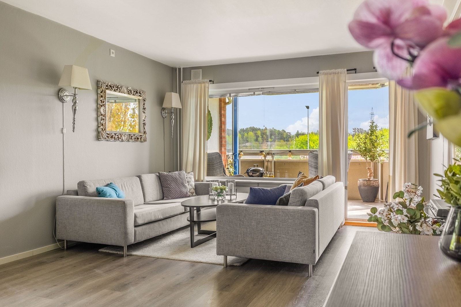 Stuen har god plass til både sofagruppe og spisebord. Galleribilde