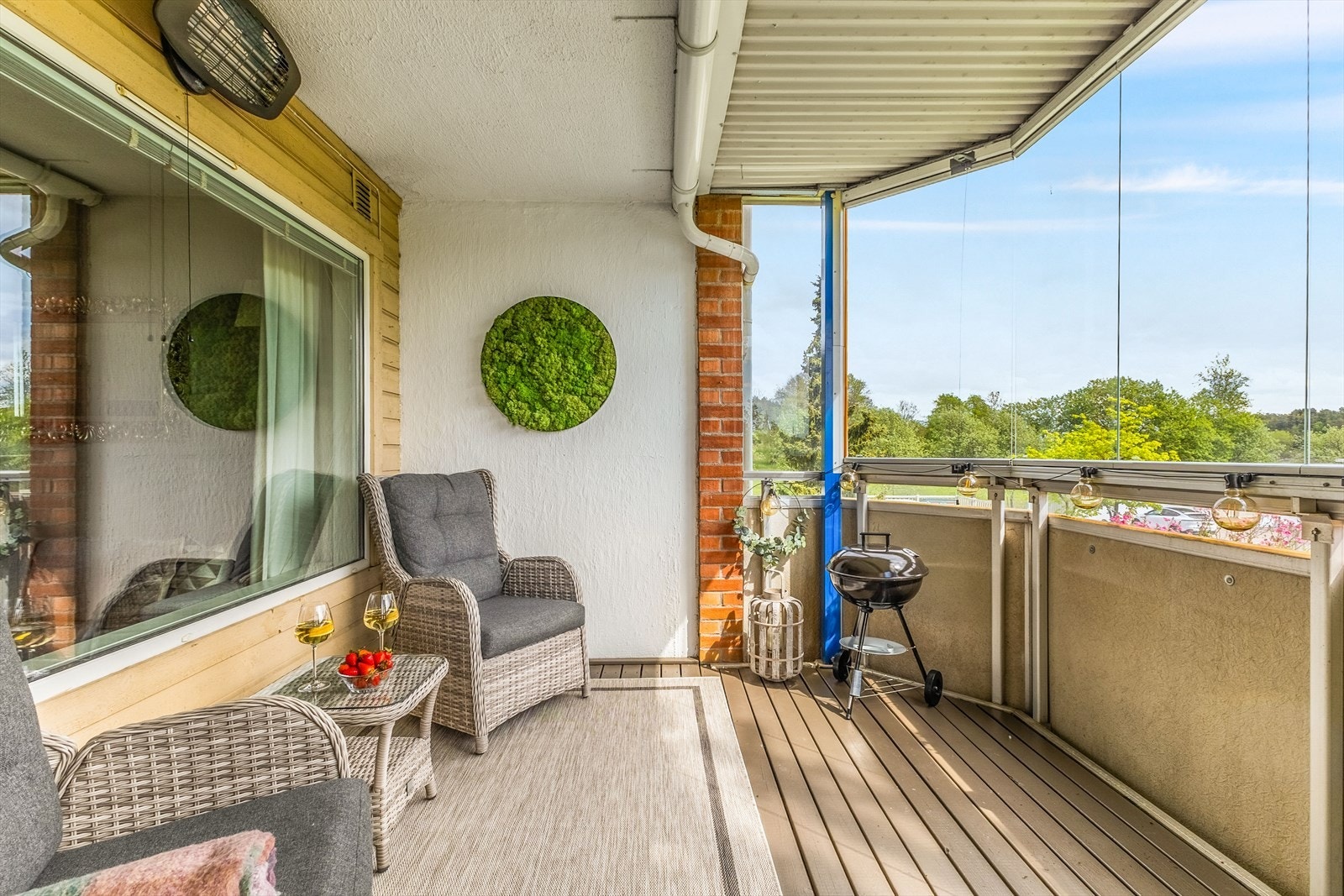 Den innglassede terrassen har beiset tregulv og god plass til en sittegruppe. Galleribilde