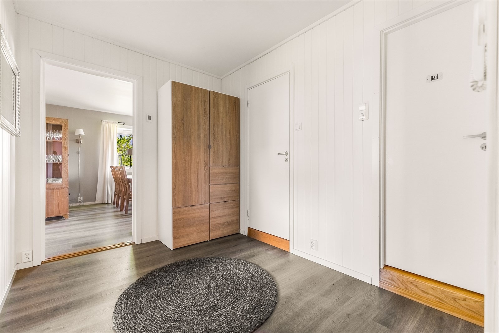 Entréen har laminatgulv lagt i 2021, som er gjennomgående i flere av rommene. Galleribilde