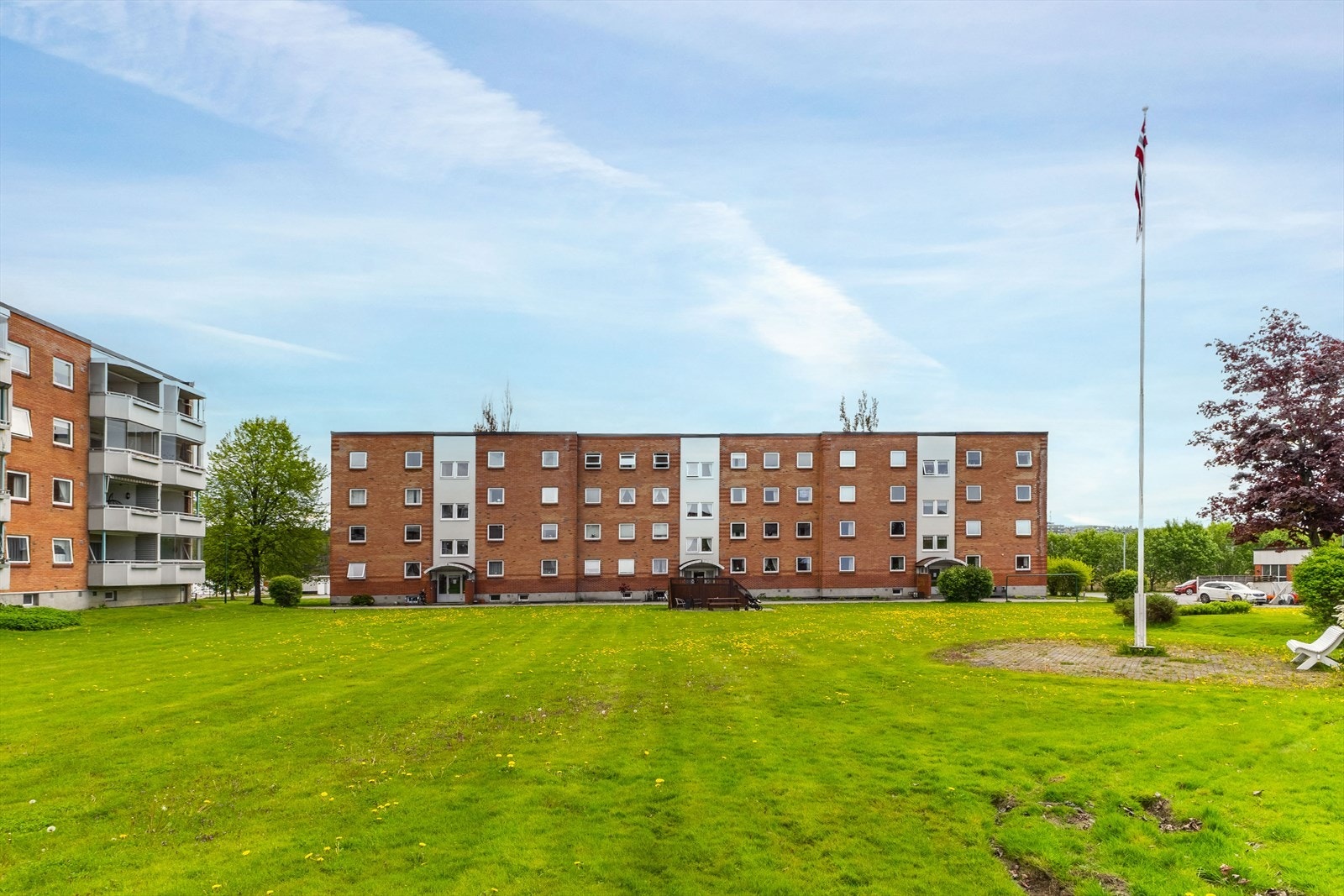 Eiendommen ligger i et rolig og etablert boligområde på Haugsten. Galleribilde