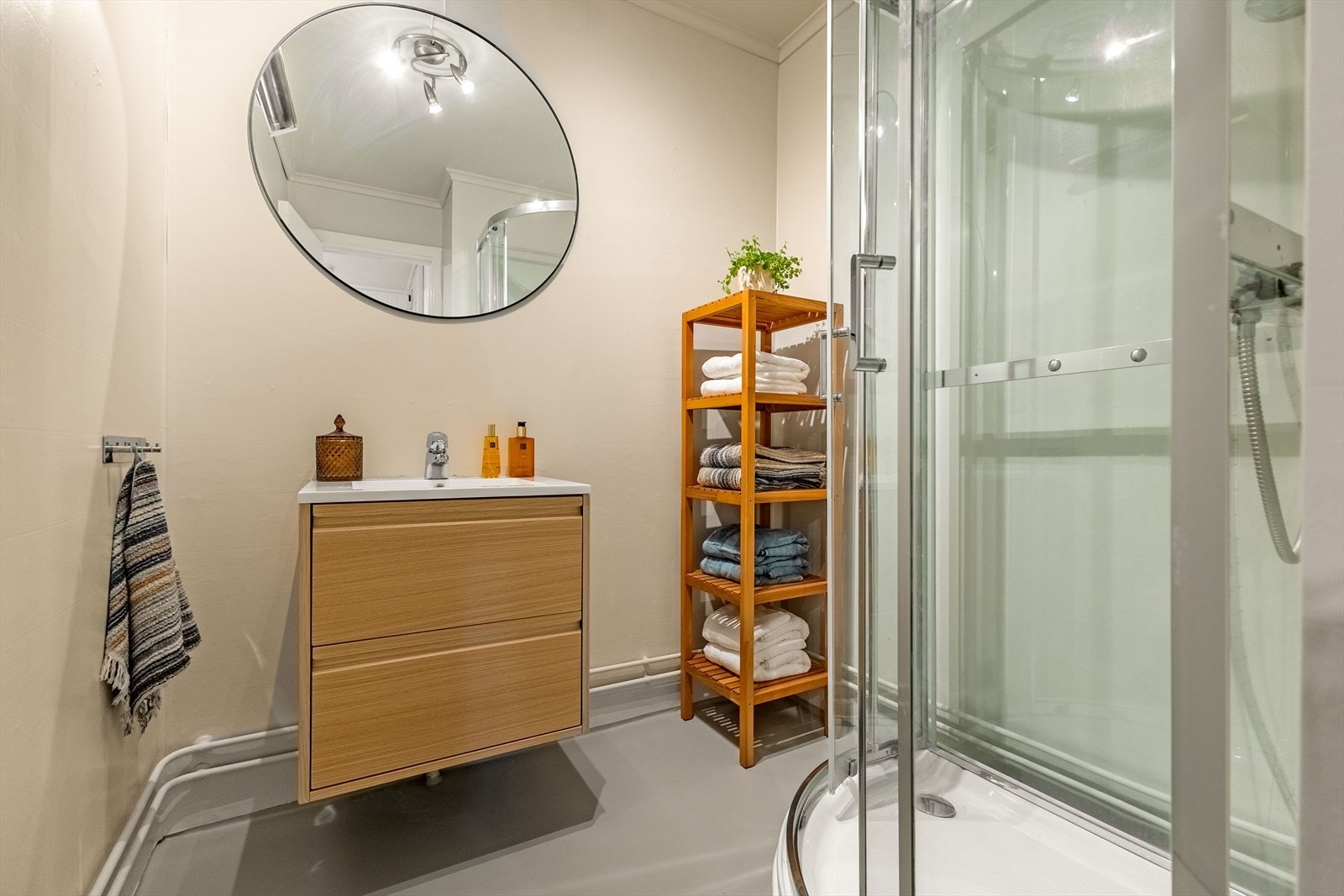 Badet er utstyrt med servantinnredning og dusjkabinett. Galleribilde