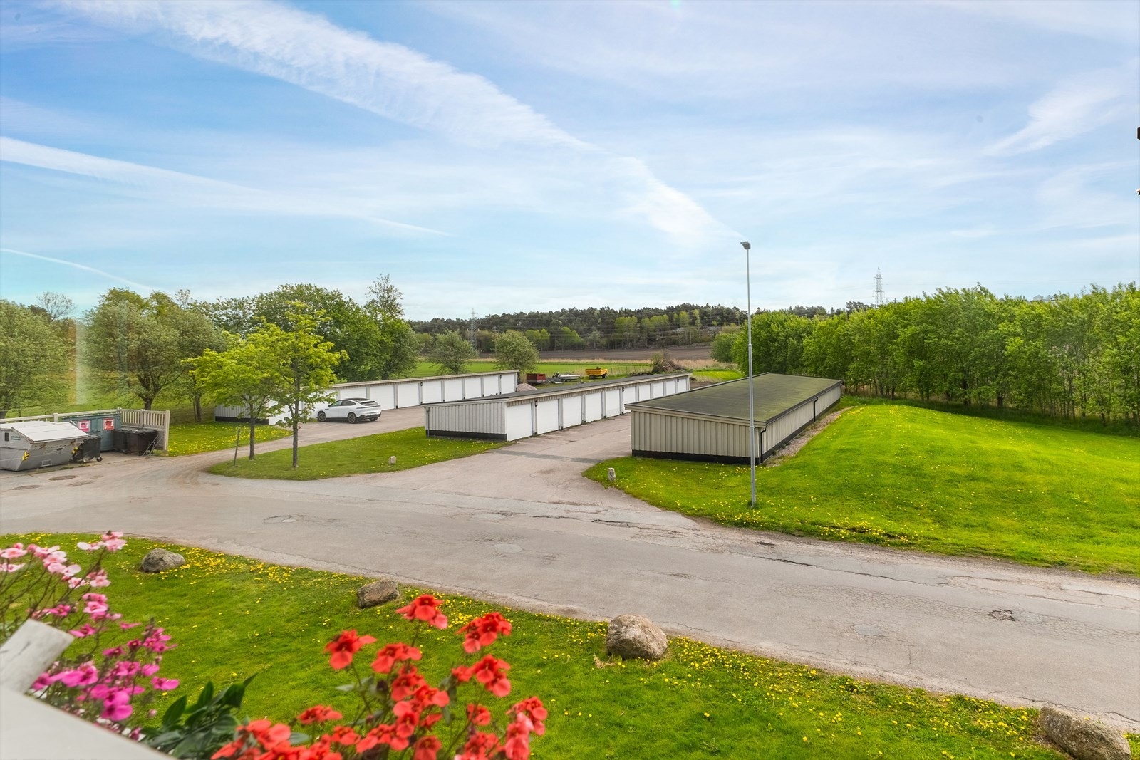 Mulighet for leie av garasjeplass gjennom borettslaget. Leiligheten disponerer også en bod i kjelleren. Galleribilde