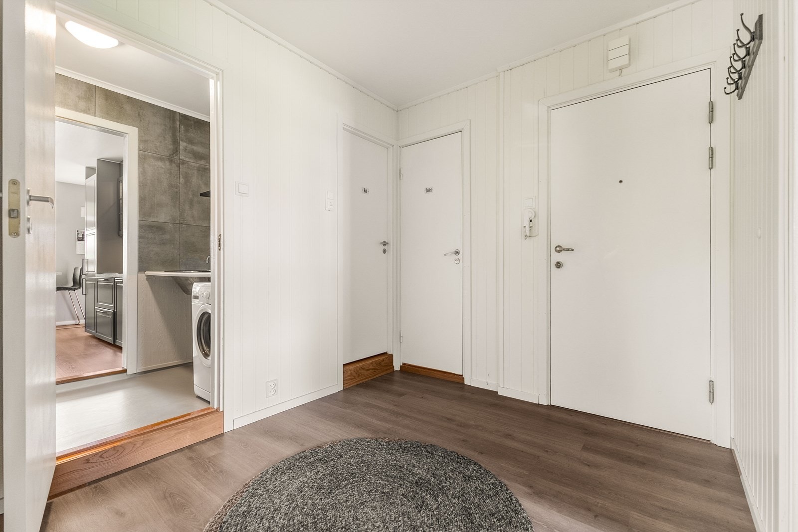 Fra gangen er det tilgang til bad, vaskerom og leilighetens ene bod. Galleribilde