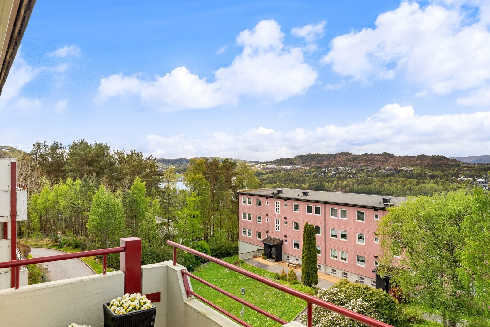 Det er fin utsikt og gode solforhold på altanen. En hyggelig uteplass med rom for både avslapning og sosiale sammenkomster. Galleribilde