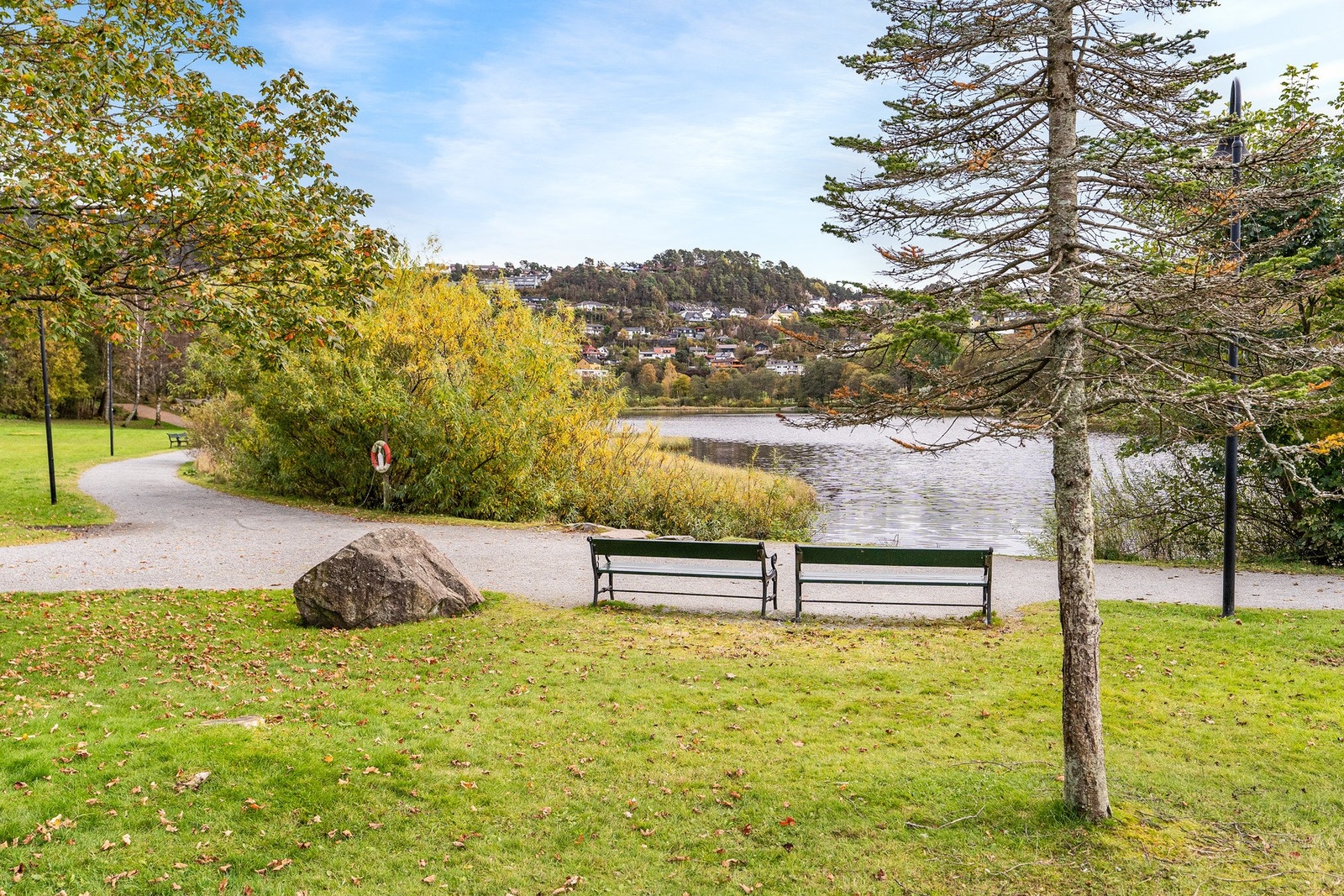 Det er ypperlig turterreng rundt idylliske Ortuvannet. Enten man ønsker seg en løpetur eller en koselig spasertur. Galleribilde