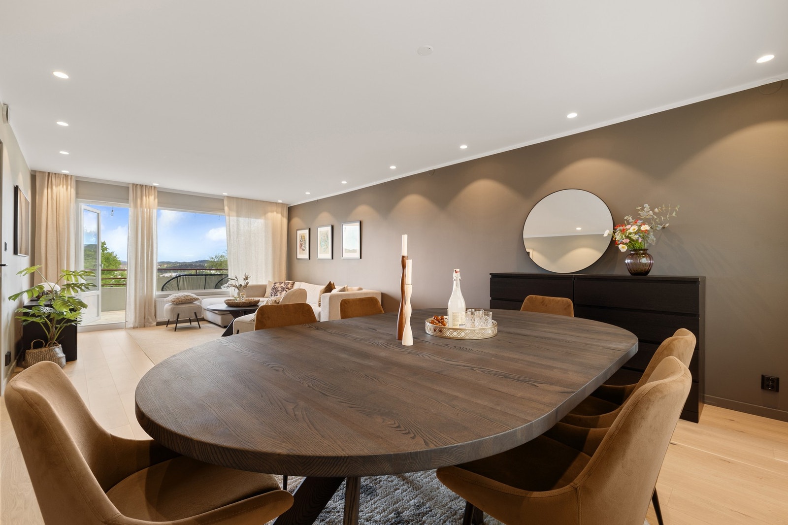 Leiligheten fremstår som smakfull og delikat innredet. Det er god plass til spisestuebord og sofagruppe. Det er innfelte downlights i himlingen (LED). Galleribilde