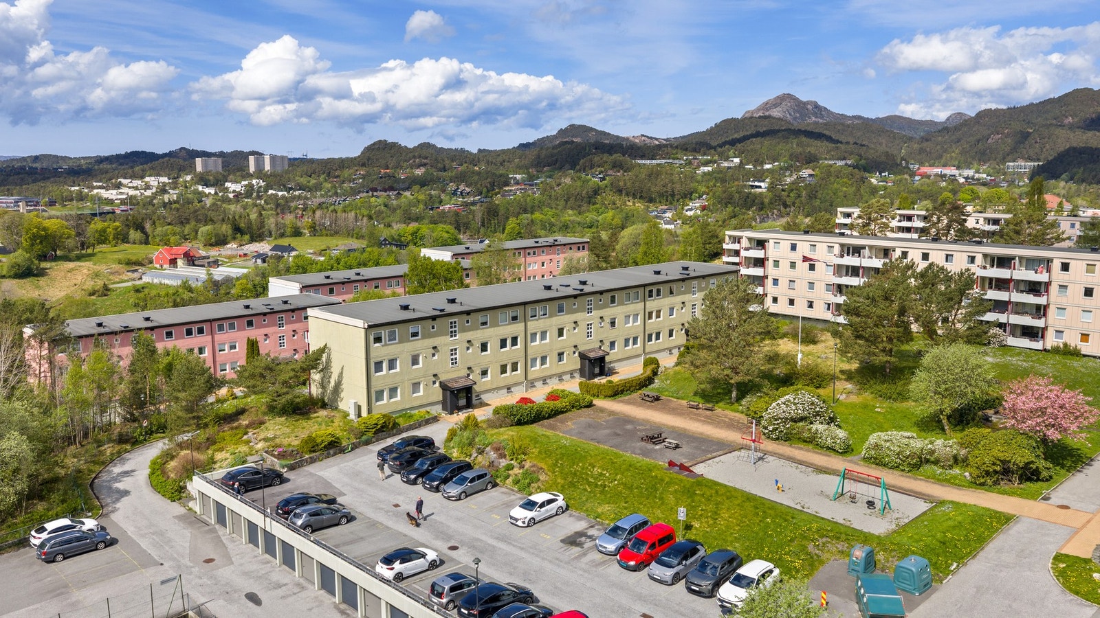 Smiberget borettslag har 348 nummererte parkeringsplasser. Pris for leie av parkeringsplass utgjør kr 90,- pr. måned. Søknad om parkering må fremmes til styret. Galleribilde