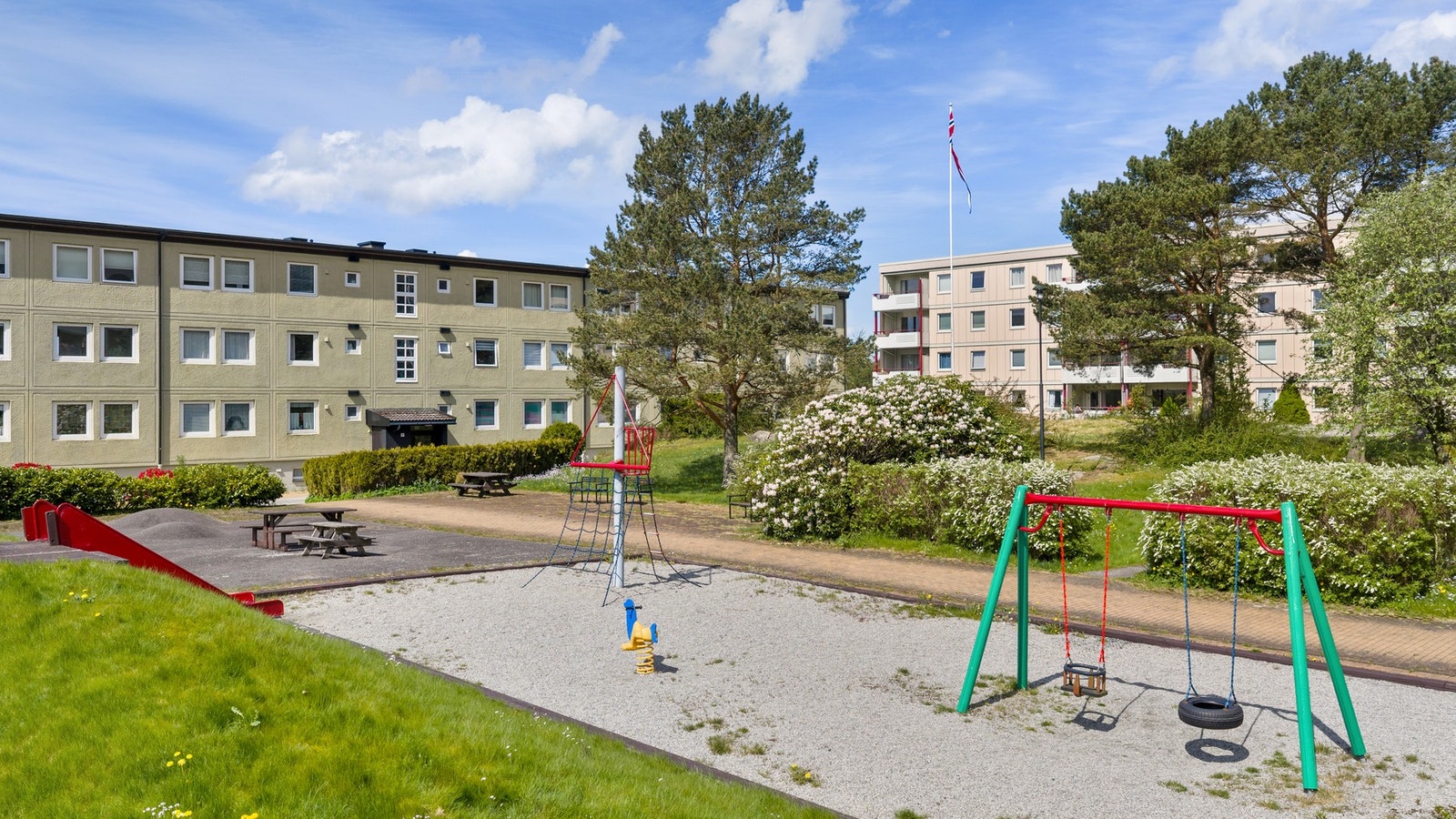 Borettslaget har flotte fellesarealer med grøntområder og lekeplass for de aller minste. Her trives både store og små. Galleribilde
