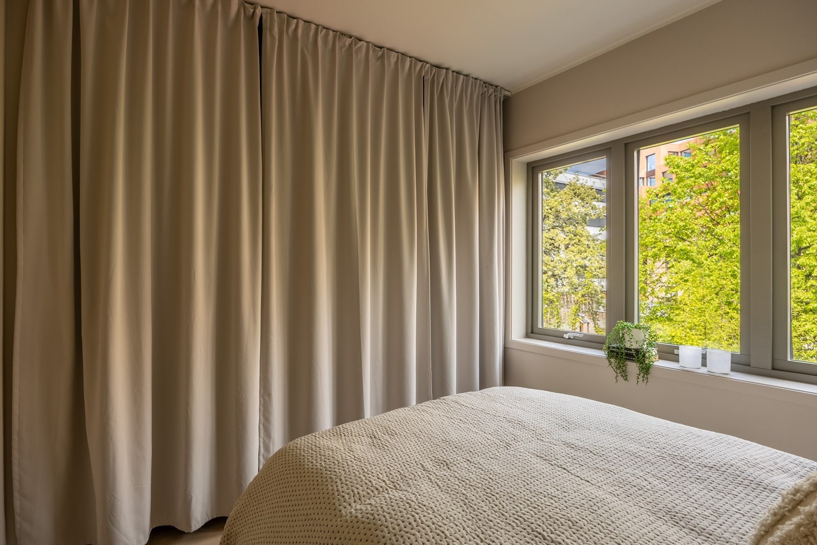 Gardinløsning med praktisk garderobe bak Galleribilde