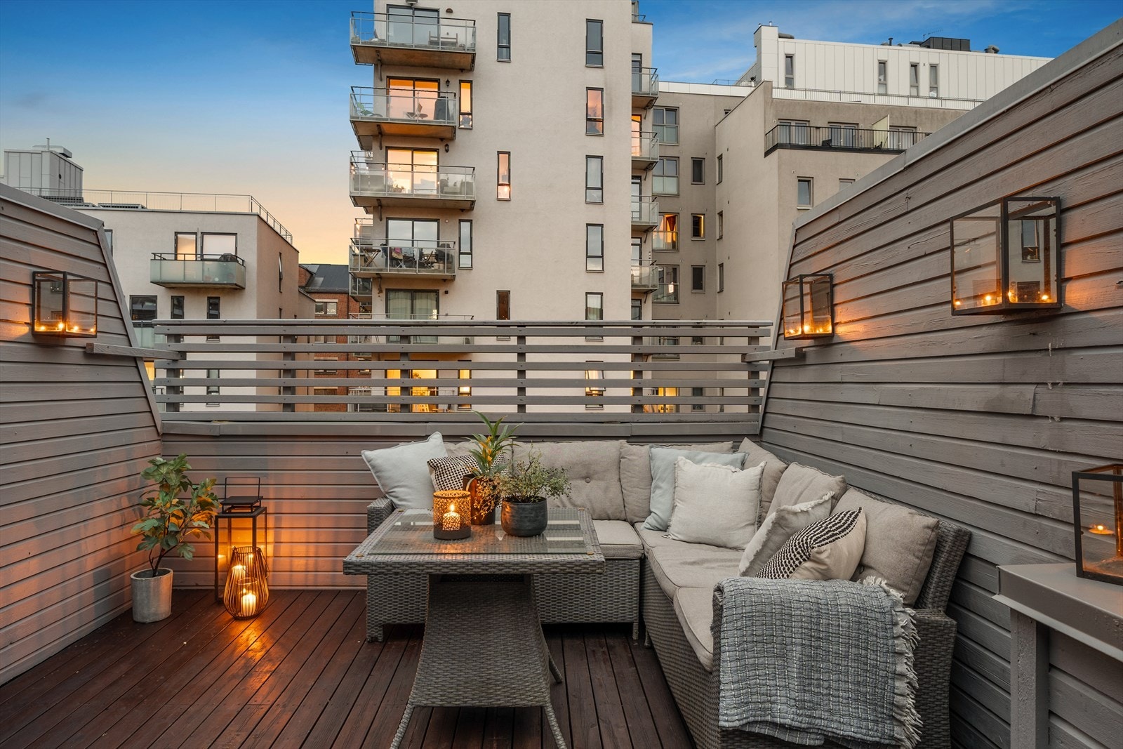 Innholdsrik bolig over tre etasjer i moderne bygg fra 2009, med egen privat takterrasse på 26 kvm Galleribilde