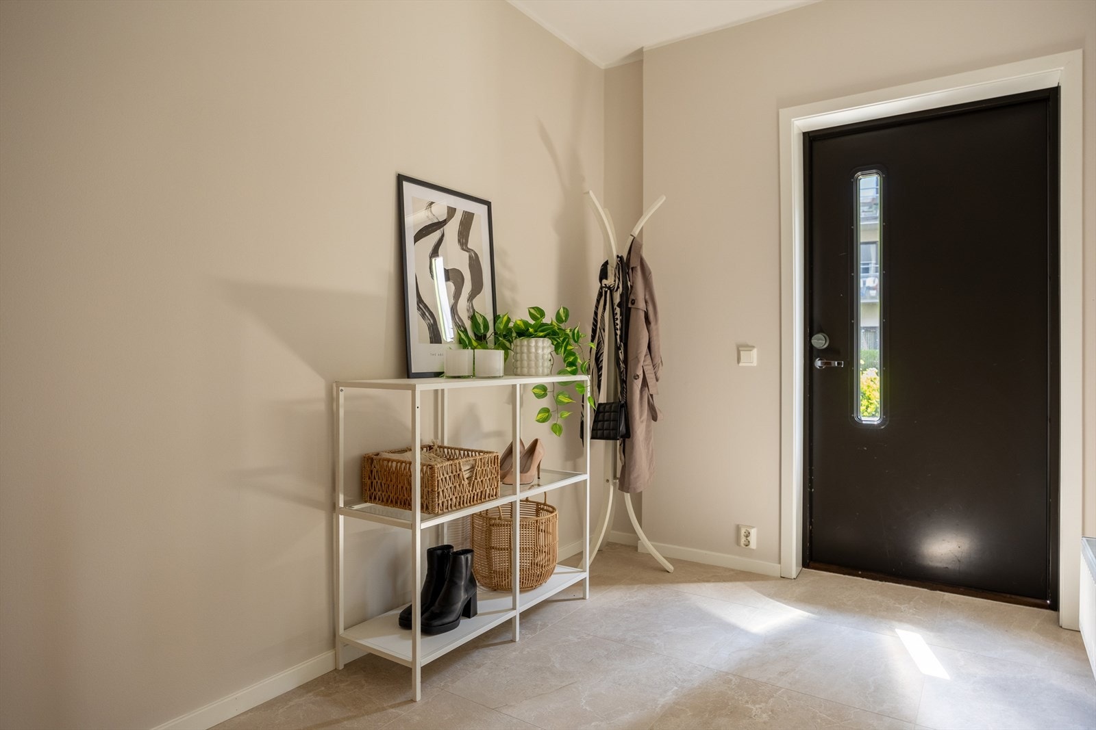 Velkommen inn i en romslig og separat entré med egen inngang Galleribilde