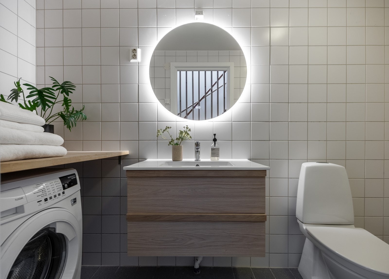 Pent flislagt baderom i 1. etasje med opplegg for vaskemaskin og varme i gulv Galleribilde