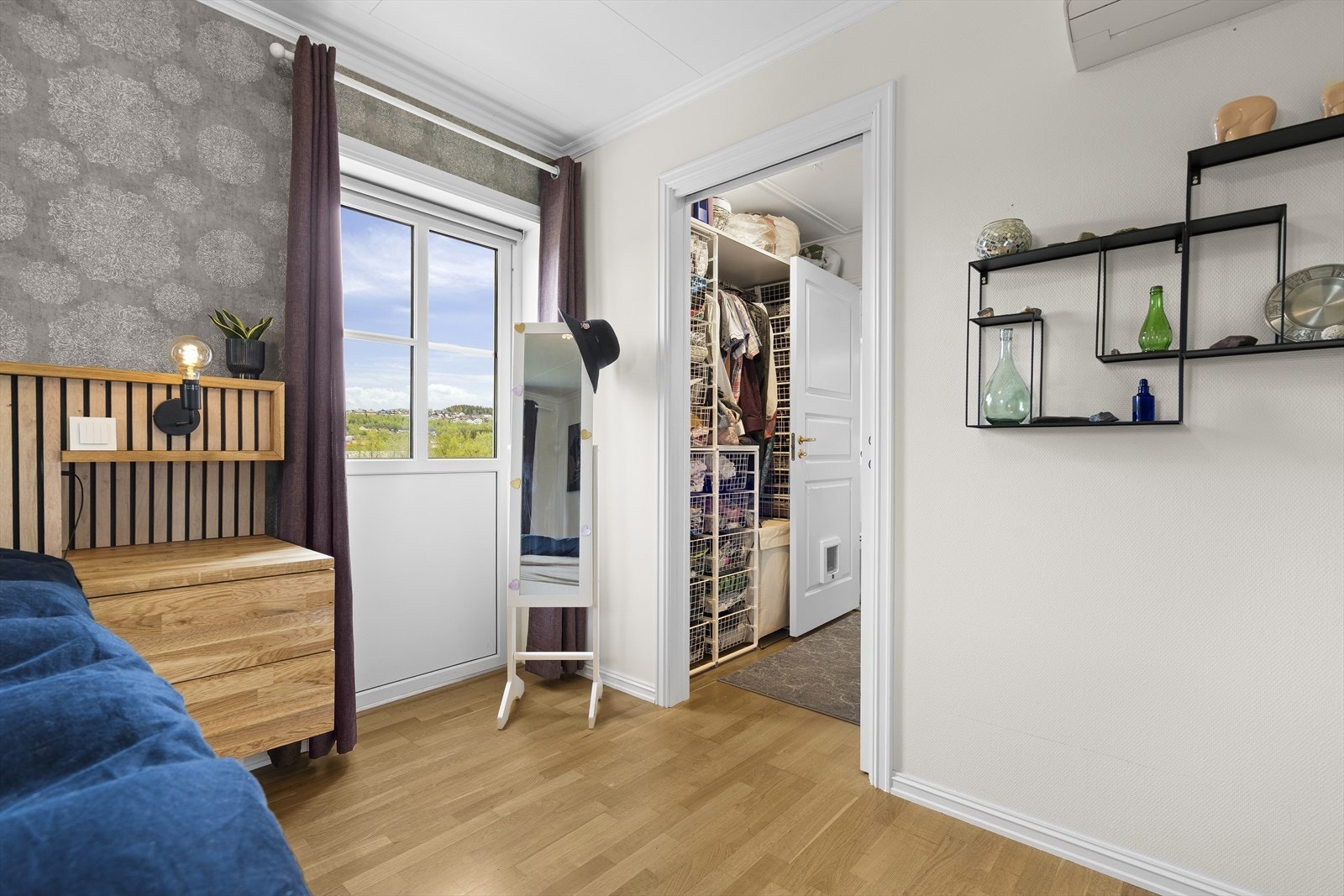 Fra soverommet er det direkte adkomst til et romslig walk-in closet. Galleribilde