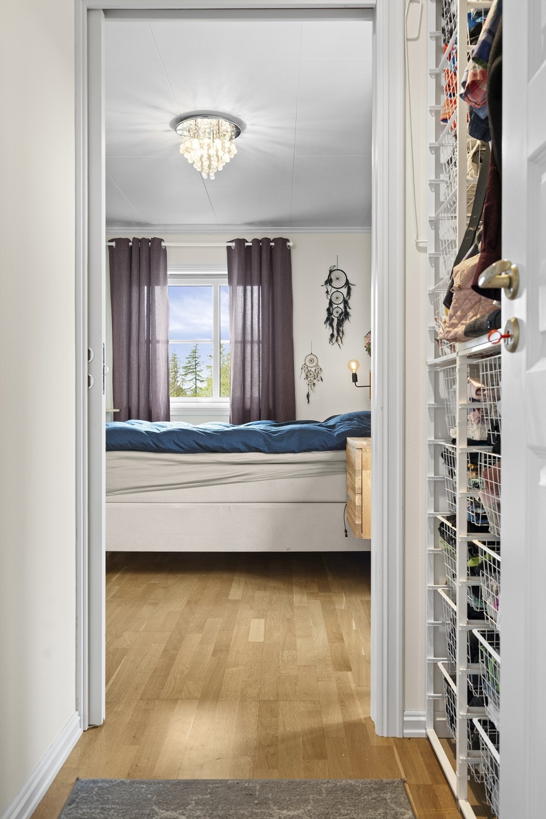 Det praktiske garderobesystemet gir rikelig med oppbevaringsplass. Galleribilde