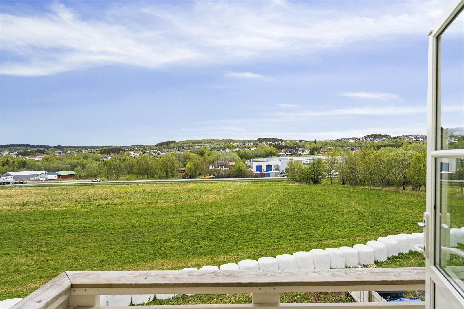 Utsikt over nærområdet mot nord fra balkong på soverommet. Galleribilde