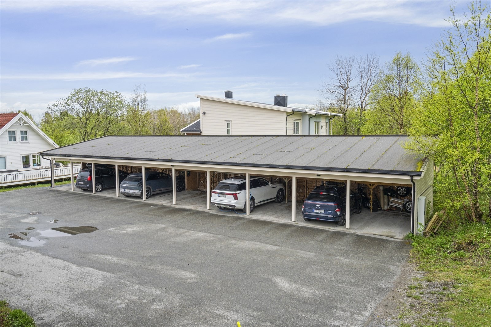 Parkeringsplass i carport med elbillader. Galleribilde