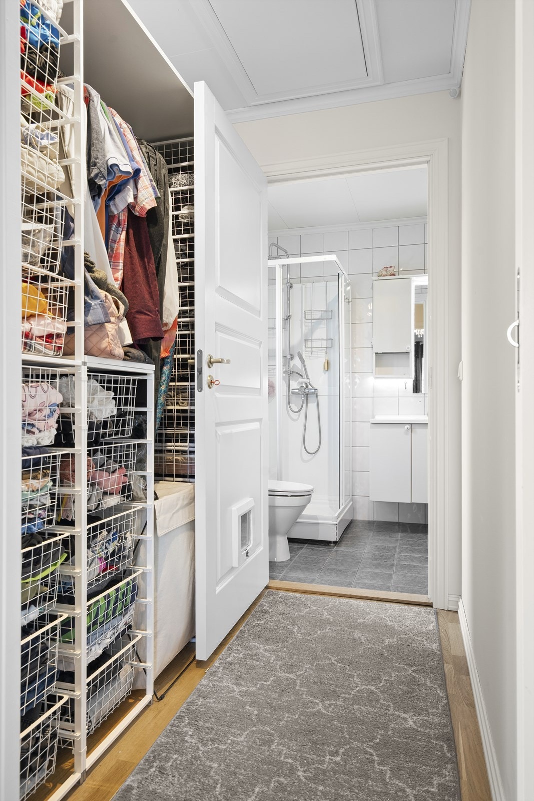 Det er videre gjennomgang til badet via garderoben. Galleribilde
