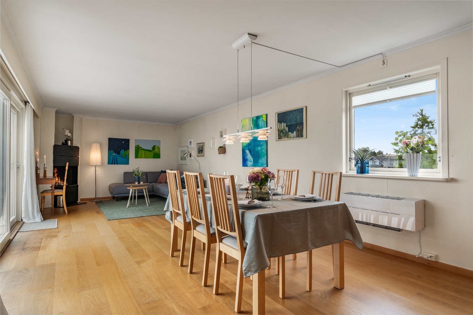 Stuen er av god størrelse med naturlig inndeling i ulike soner. Galleribilde